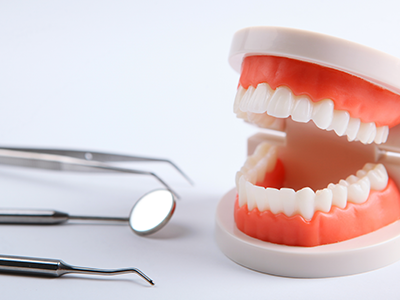 スタッフ全員が口腔内状態の変化を共有、歯周病治療と治療後メインテナンスまでを管理
